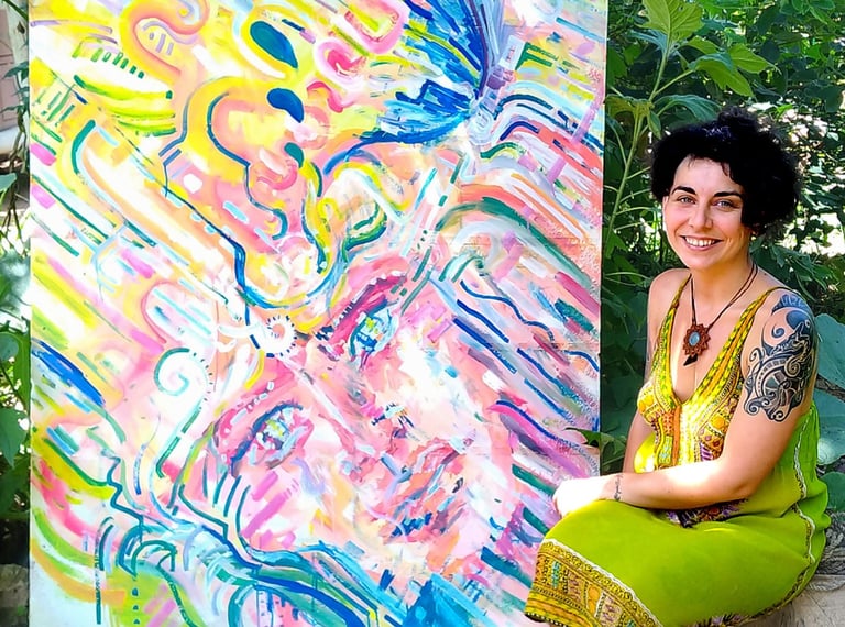 Naía à côté d'une de ses peintures acryliques grand format