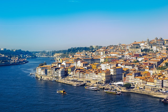 Vue du pont Dom Luis I sur la Ribera et le fleuve Douro