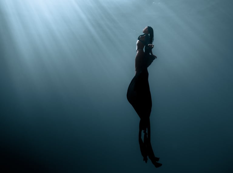 Tatiana Mendes in an underwater fine art photography human movement by Laura Mommicchi