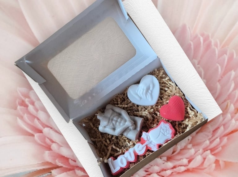 Dovanų rinkinukų su žvakėmis ir muilais kategorijos nuotrauka