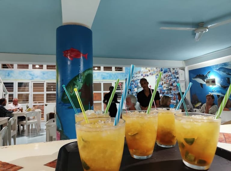 Caipirinha refrescante preparada com limão fresco e gelo, aperitivo perfeito no Hotel Big Game Maio