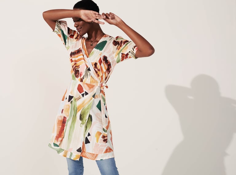 Vestido estampado com arte exclusiva criada a mão para marca de moda feminina