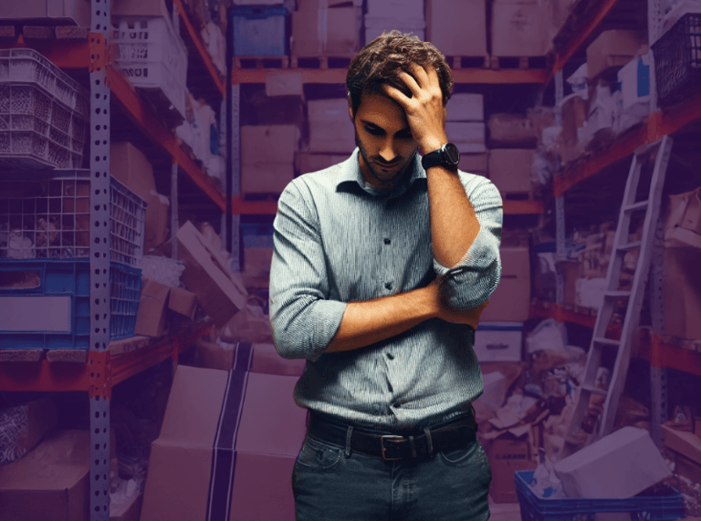 personne qui se prend la tête face au désordre dans son stock