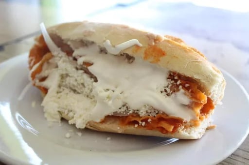 Lonche De Chilaquiles Rojos 