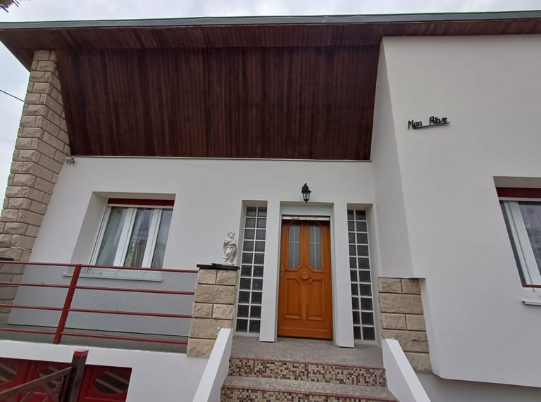 une maison rénovée avec isolation extérieure