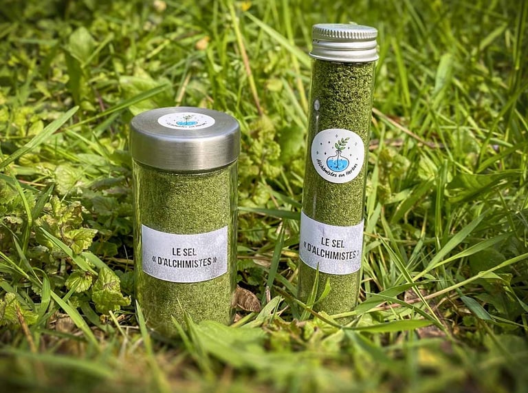 tube et pot de sel arrangé naturel et artisanal, posés sur l'herbe