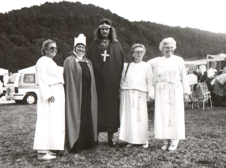Jörg Grube mit dem Verein in Gernrode als Wikinger verkleidet in Aktion