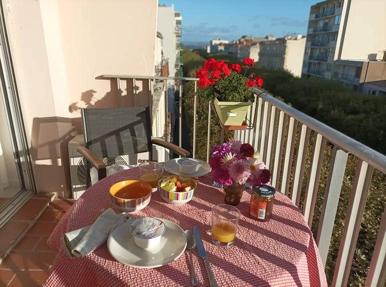 Breakfast outdoors at Sète