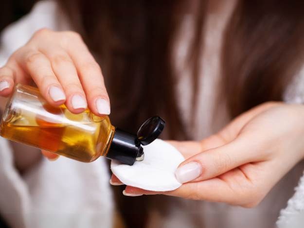 Cô gái da mụn vẫn dùng toner