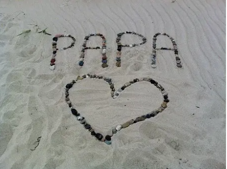 cœur dessiné dans le sable avec papa