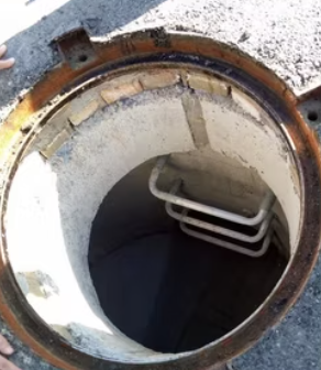 Poço de visita de concreto com escada interna para inspeção de rede de drenagem.