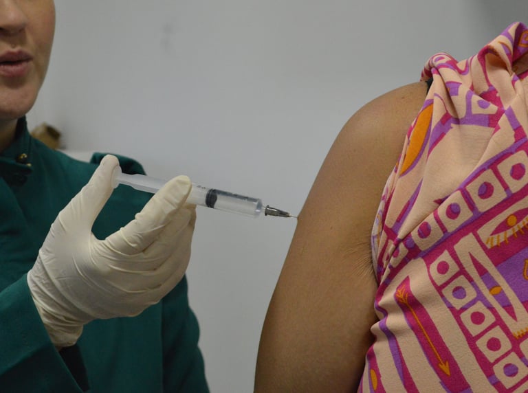 Professora farmacêutica ensinando a técnica para aplicação de injetáveis pela via intramuscular.