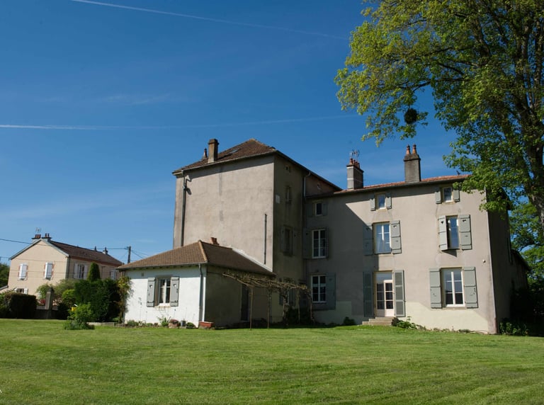 The rear of the manor house with the park