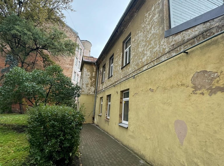Veca fasāde pirms atjaunošanas darbiem