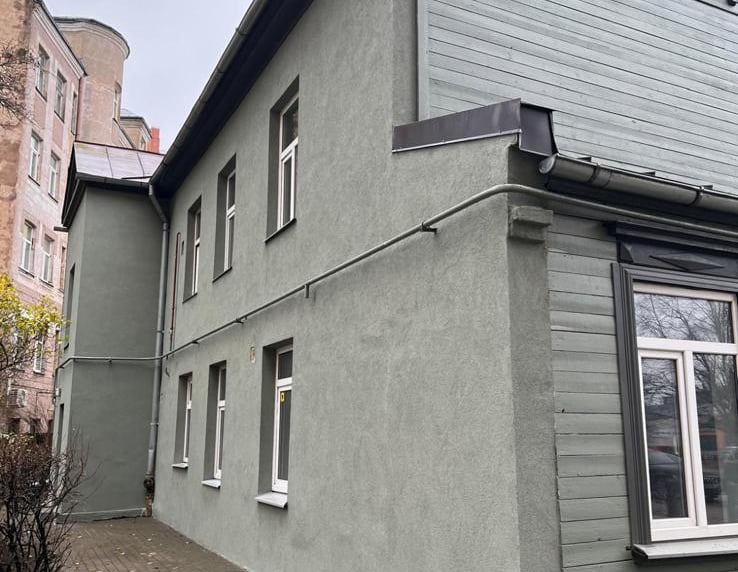Vēsturiskā fasāde pēc atjaunošanas darbiem. Tika atjaunots apmetums, nokrāsots apmetums
