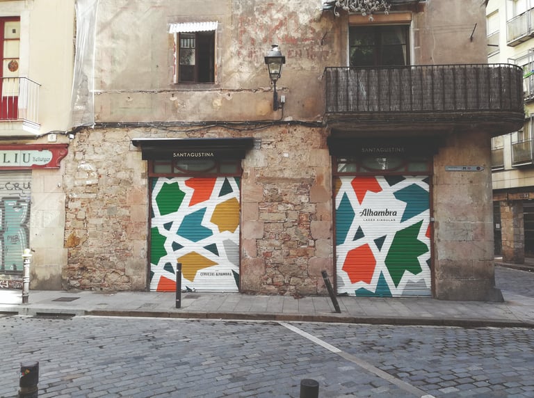 Graffiti en cierre metálico. Para la campaña publicitaria de Cervezas Alhambra (Grupo Mahou).