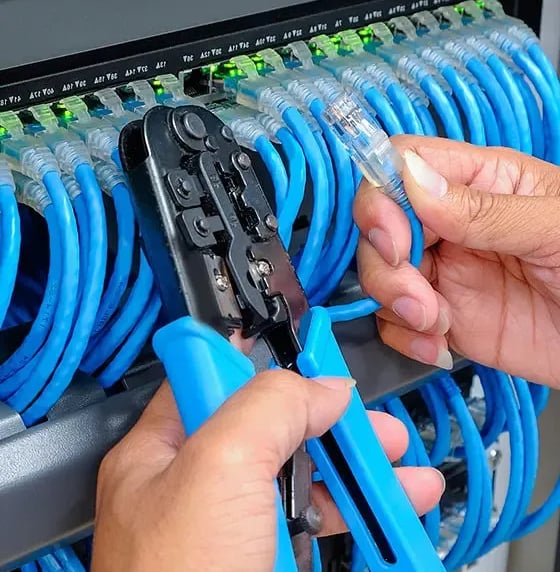 Rack de comunicaciones con cableado estructurado ordenado y certificado por el equipo técnico