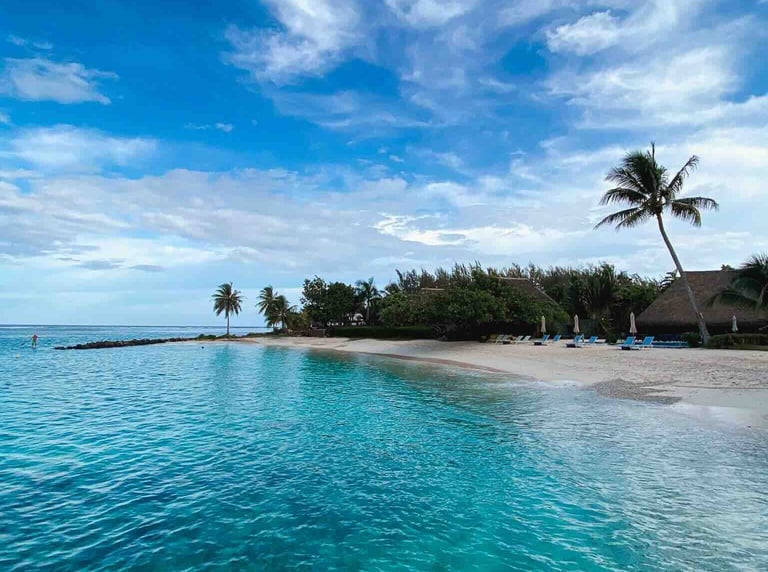 Plage de Huahine avec des cocotiers, en Polynésie française.
