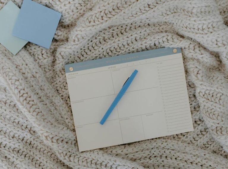 Photo d'un calendrier posé sur une couverture