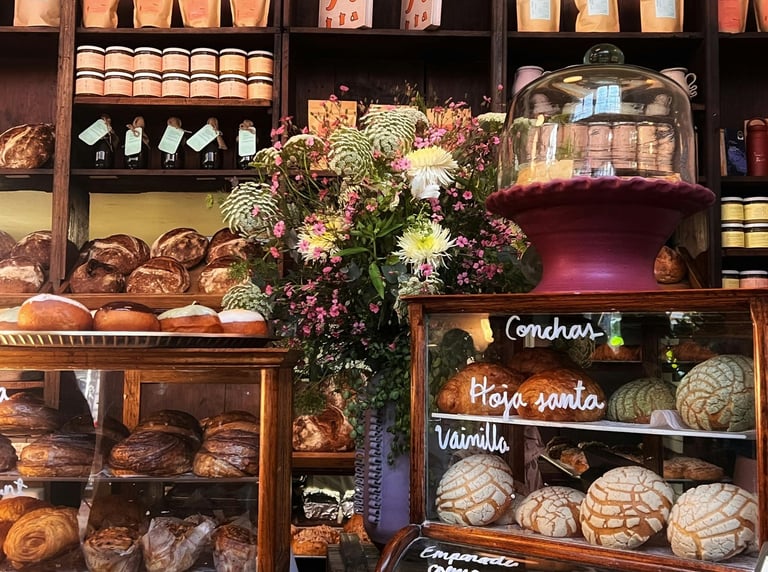 Panaderia con panes dentro de una vitrina