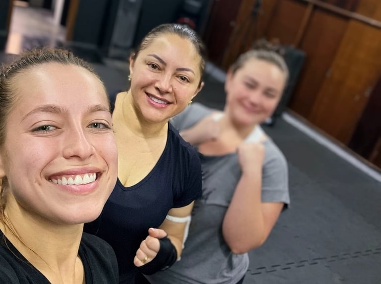Muay thai avaré, academia com três mulheres treinando Muay Thai em Avaré.