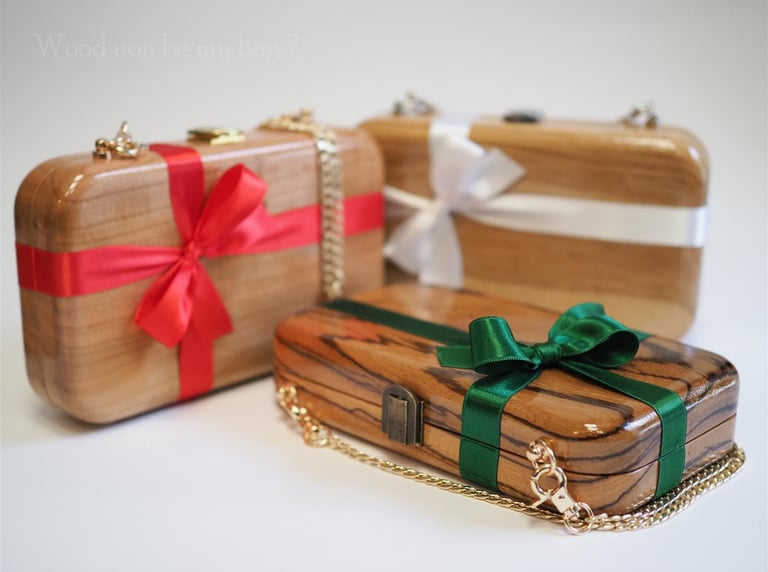 a evening wooden clutch with a bow tie and gold chain