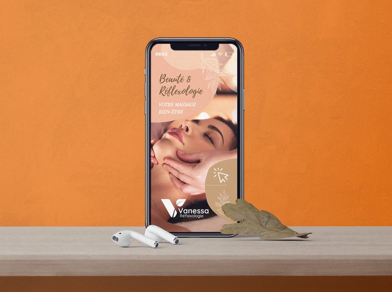 Smartphone affichant un site web et le logo d'une praticienne en réflexologie et massage bien-être.