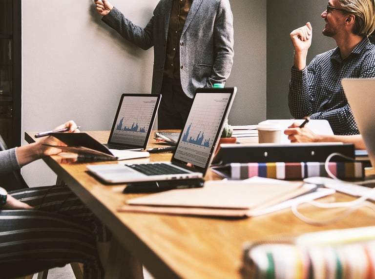 une équipe de collaborateurs dynamisés stimulant les activités de l'entreprise par le feng shui