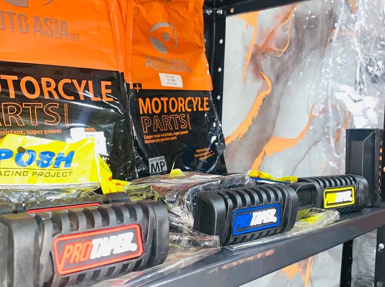 Repuestos de motocicleta empaquetados en una estantería metálica