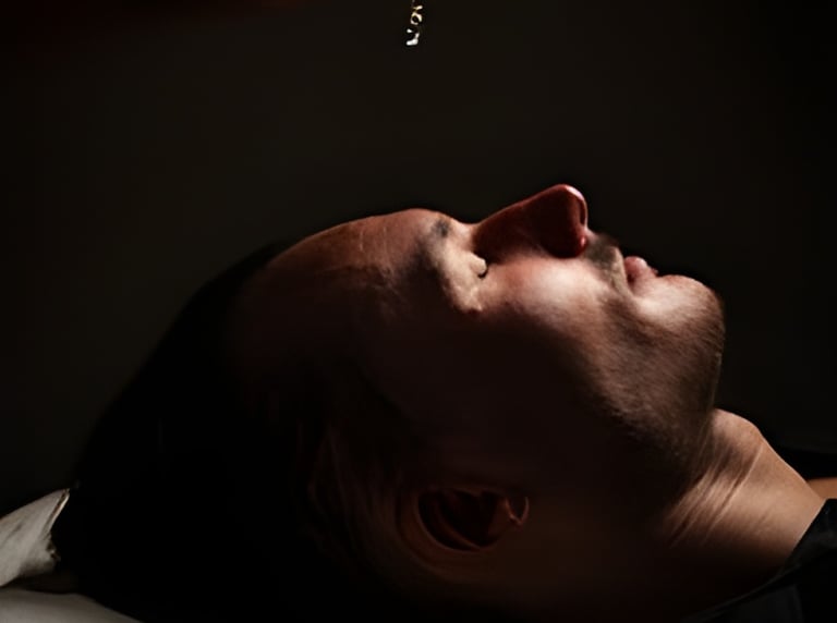 Jeune homme recevant un masque venant d'une estheticienne