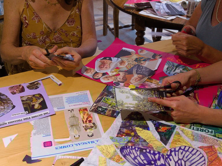 L'atelier collectif permet d'échanger en groupe par le collage ou l'écriture, à tout âge.