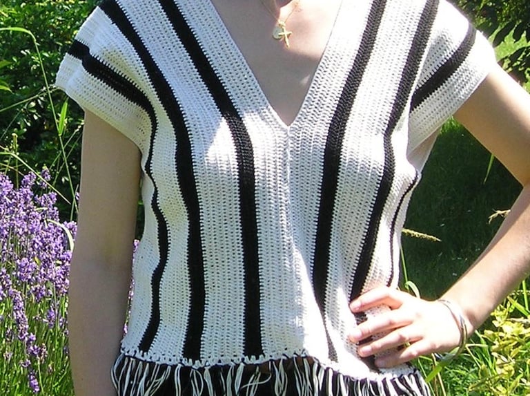 Une femme qui porte un top en coton crocheté à rayures blanches et noires