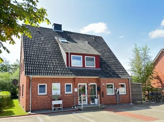 Hotel DunenNest - Hausansicht, Parkplatz