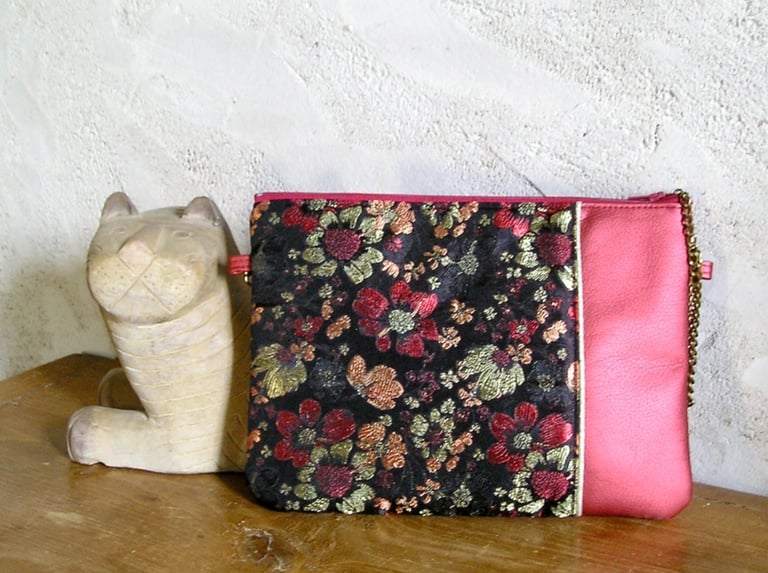 pochette bandoulière en tissus jacquard à leurs noir et rouge