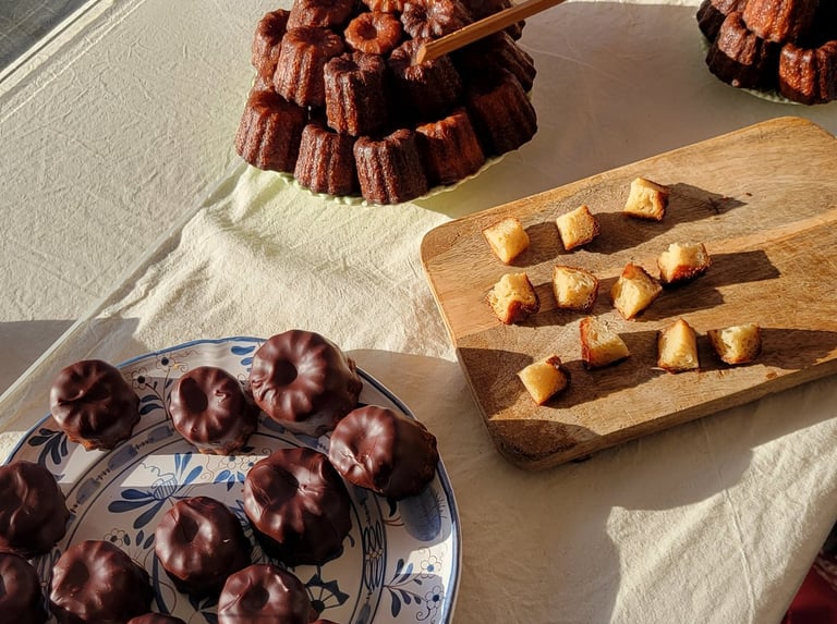 Plusieurs plateaux présentant des cannelés