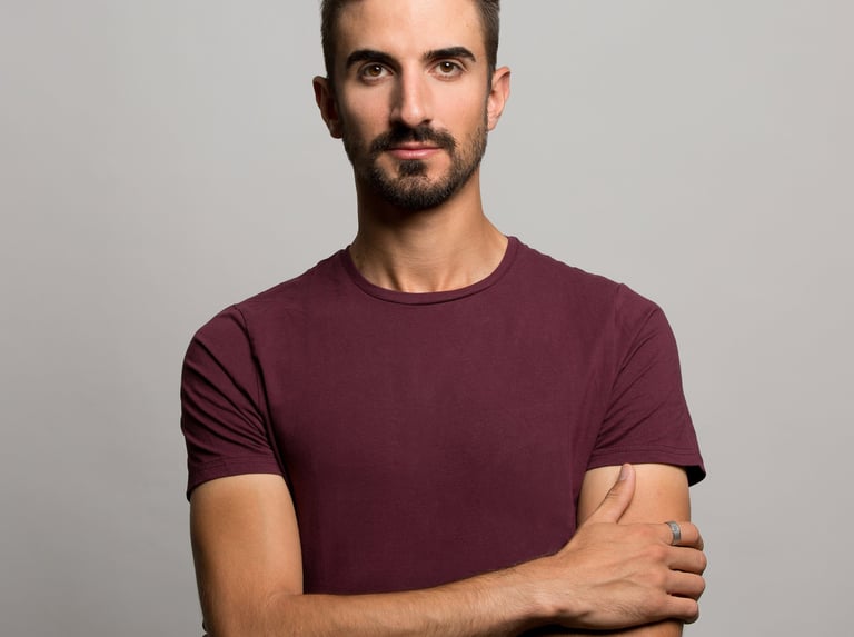 Álvaro RPérez con camiseta burdeos moreno serio