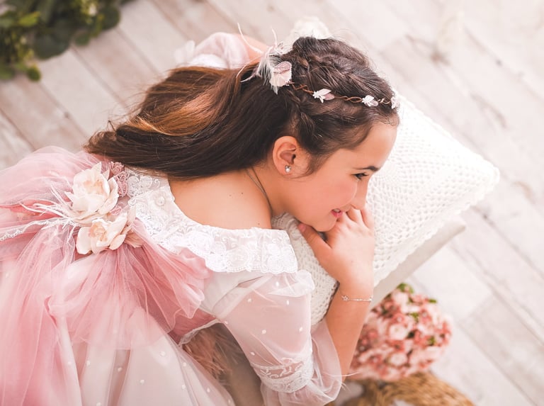 Sesión de niña de comunión en estudio de estilo romántico realizado en Almendralejo por Amélie Art.