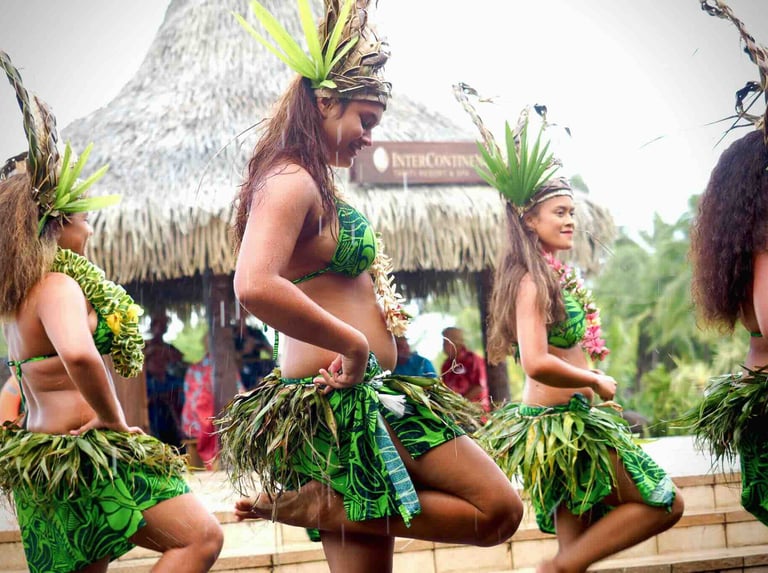 Tahitiennes vêtues de tenues traditionnelles lors d'une danse locale à Tahiti.