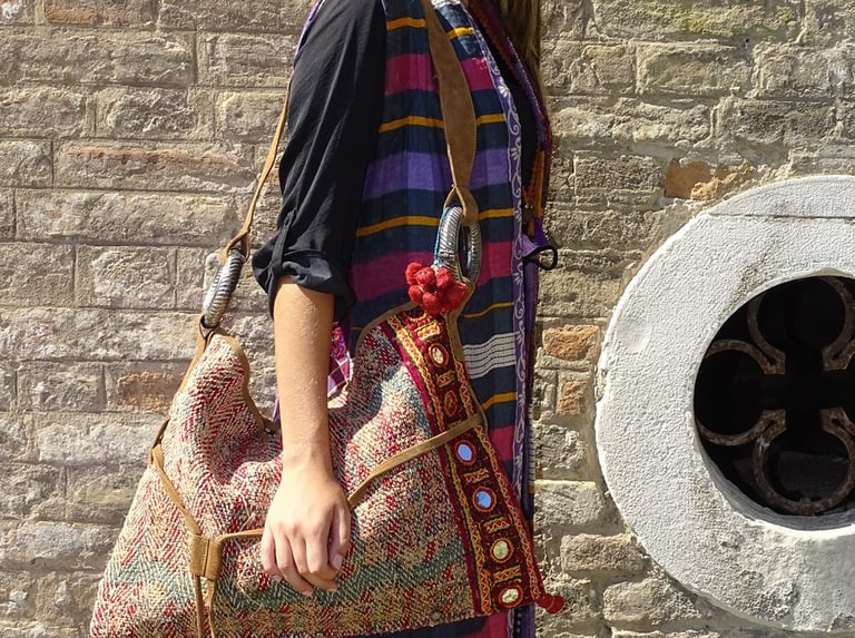 una borsa Lambanis realizzata a mano con tessuti tribali
