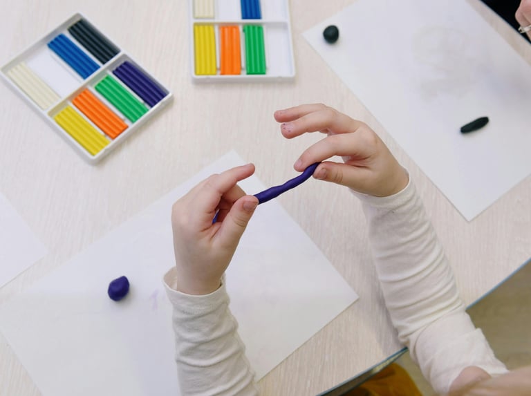 explorando su creatividad con plastilina