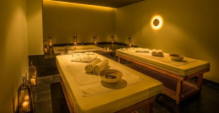 Amamkora-Paro-lodge-well-being-area-treatment-room-with-hottub