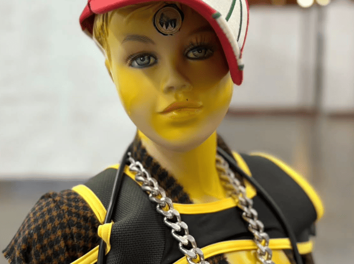 Ao expor estas obras, convida o público a confrontar o clima social instável que Genzken explora.