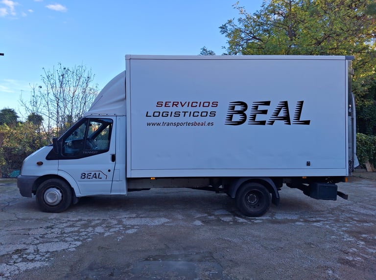 Camión con plataforma de BEAL Servicios logísticos, litso para una mudanza