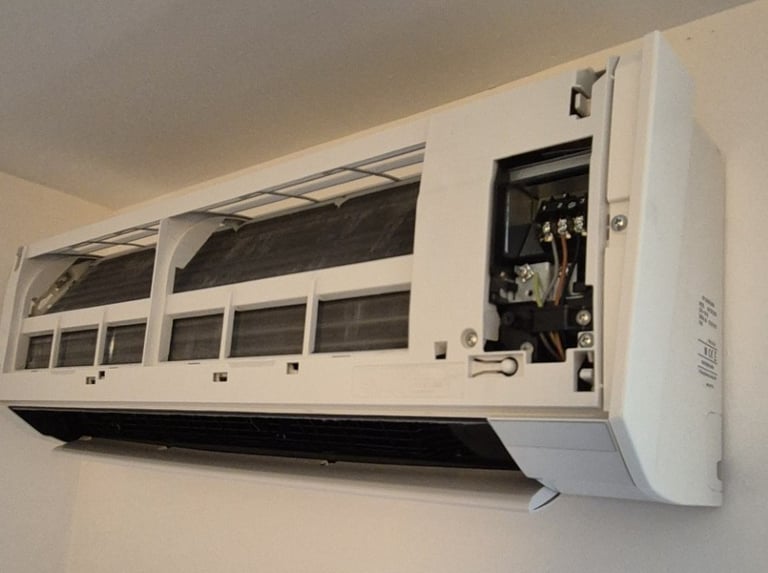 Unité intérieure de climatisation ouverte avant nettoyage et entretien complet