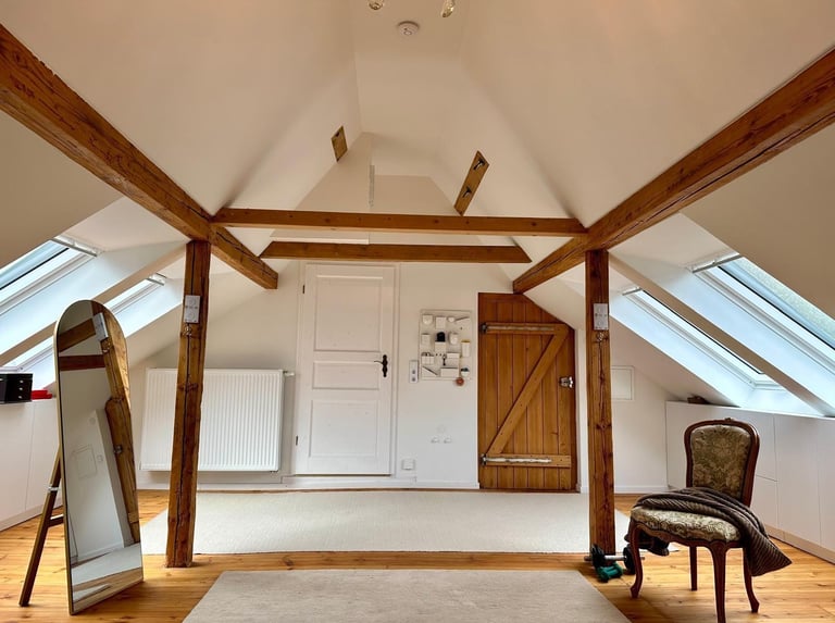 Das selbe Dachgeschoss mit neuen VELUX Dachfenster von Hisar Montage.