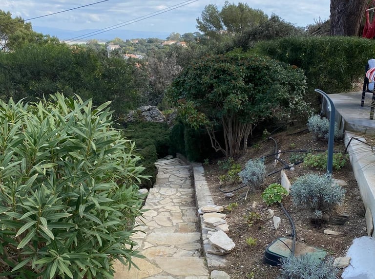 Accés indépendant par escalier depuis le parking