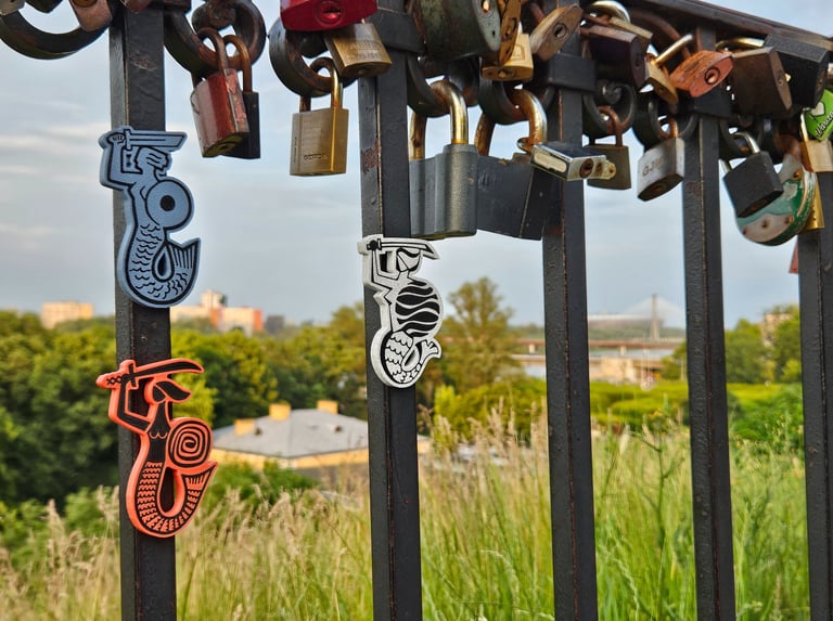 Trzy magnesy z Syrenkami Warszawskimi na tle mostu Świętokrzyskiemu