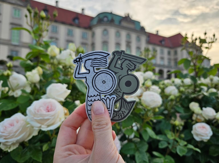 Dwa magnesy z syrenkami na tle Zamku Królewskiego w Warszawie
