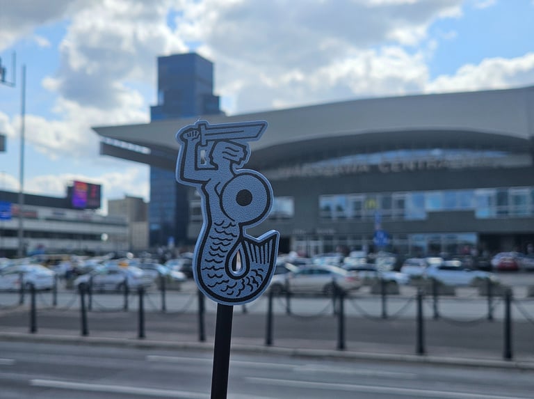 Niebieska Syrenka na tle Dworca Głównego w Warszawie