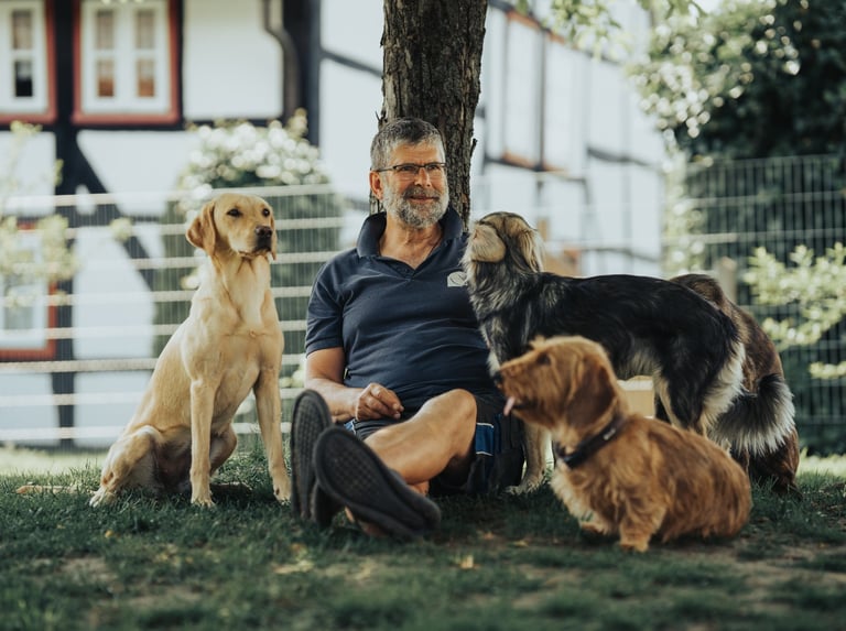 Martin Lindhof vom Hundehotel "Hunde Freude" aus dem Kreis Holzminden mit Pensionshunden